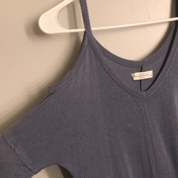 Cold shoulder long sleeve 🦋 - Picture 2 of 5